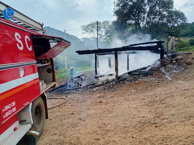 Incêndio destrói residência no interior de São João da Urtiga